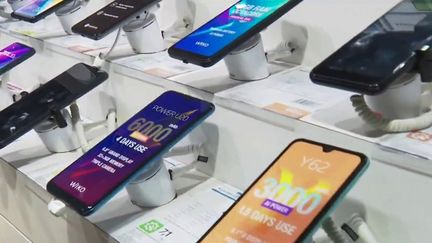 Après une décision prise par l’Union européenne, tous les mobiles vendus en Europe devront être compatibles avec le&nbsp;chargeur universel d’ici 2024. (FRANCEINFO)