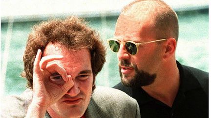 Quentin Tarantino et Bruce Willis au photocall de&nbsp;Pulp Fiction&nbsp;(1994). C'est la première fois que le réalisateur participe à la compétition officielle. (PATRICK HERTZOG / AFP)