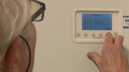 Après l’électricité, ce sont les tarifs du gaz qui vont grimper de 5,5 % pour le chauffage et le double pour l’eau chaude, à partir du 1er juillet. (France 2)