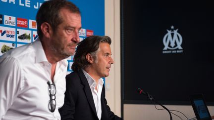 Le directeur général de l'Olympique de Marseille, Philippe Perez (à gauche) et le&nbsp;président de l'OM, Vincent Labrune, lors d'une conférence de presse, le 13 août 2015, à Marseille (Bouche-du-Rhône).&nbsp; (BERTRAND LANGLOIS / AFP)