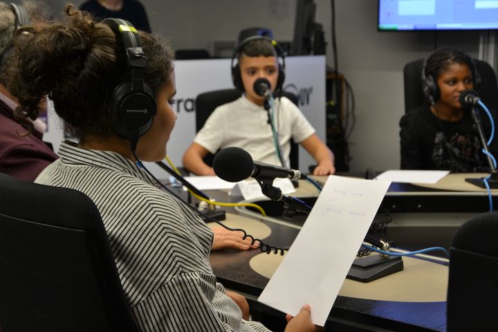 Les écoliers ont préparé le lancement de l'émission avec la journaliste Céline Asselot puis ils ont posé leurs questions au micro.&nbsp; (E. Faure / franceinfo junior)