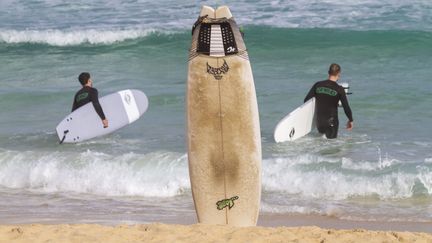 Des surfeurs se mettent à l'eau à Fuerteventura, une des îles de l'archipel espagnol des Canaries, le 26 décembre 2020. (LEYLA VIDAL / BELPRESS / MAXPPP)