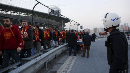 Des supporters du club de football Galatasaray quittent le stade de leur équipe après l'annulation d'un match à cause du risque d'attentat, le 20 mars 2016 à Istanbul (Turquie). (MURAD SEZER / REUTERS)