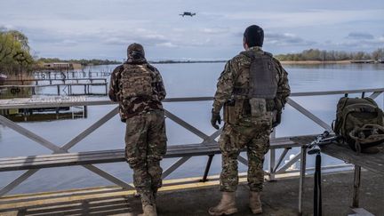 Des soldats ukrainiens sur l'île Potemkine, au sud de Kherson, le 12 avril 2023. (VIRGINIE NGUYEN HOANG / HANS LUCAS / AFP)