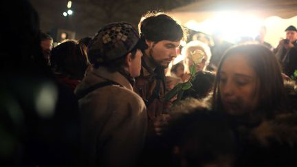 &nbsp; (Des roses blanches au Stade de France... © SIPA/AP/Thibault Camus)