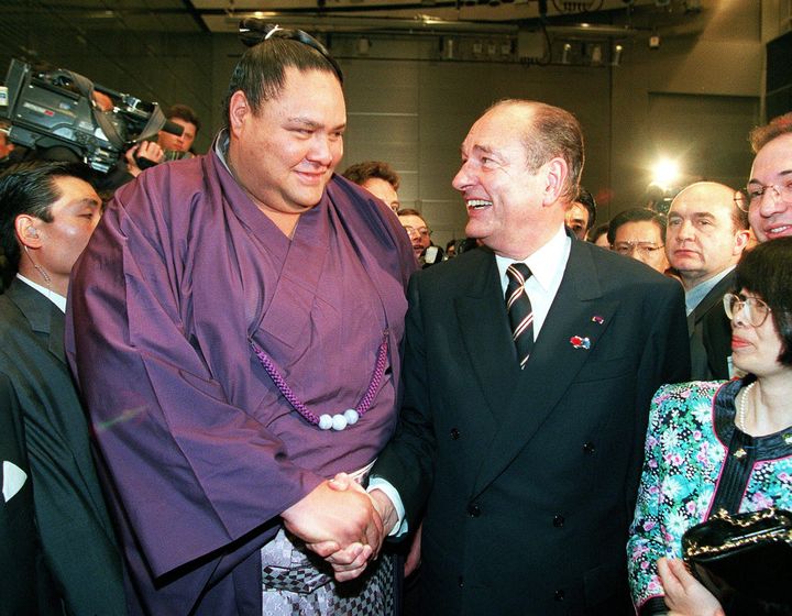 Jacques Chirac en avril 1998 félicite le lutteur de sumo Akebono à Tokyo. (STR / AFP)