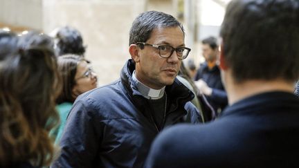 Emmanuel Gobilliard, évêque auxiliaire de Lyon et directeur de la communication du Diocèse, s'entretient avec des journalistes lors d'une suspension de séance au cours du dernier jour du procès de l'affaire Barbarin. (PHOTO MAXIME JEGAT / MAXPPP)