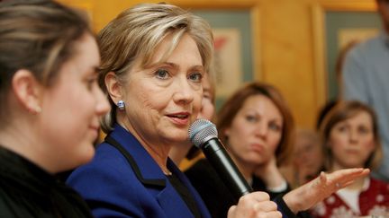 Hillary Clinton, rencontrant des électeurs indécis dans un restaurant de Portsmouth, le 7 janvier 2008. (JUSTIN LANE / EPA)