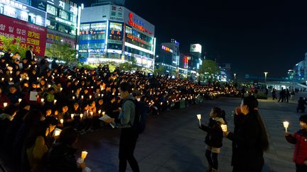 Des Sud-Cor&eacute;ens honorent la m&eacute;moire des victimes du naufrage du "Sewol", le 22 avril 2014, &agrave; Ansan (Cor&eacute;e du Sud). (KIM DOO-HO / AFP)