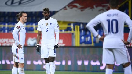 Antoine Griezmann, Paul Pogba et Kylian Mbappé face à la Bosnie à Sarajevo, le 31 mars 2021. (FRANCK FIFE / AFP)