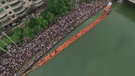 Le plus long bateau-dragon a vogué dans le district de Shibing, en Chine, le 9 juin 2016.