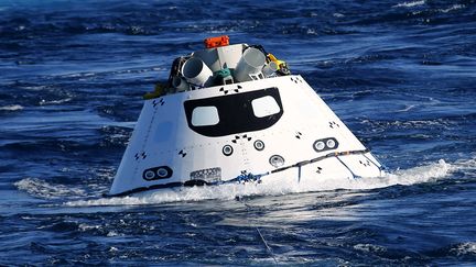 Une version de test de la capsule spatiale Orion lors d'un exercice de sauvetage en mer, le 15 septembre 2014. La capsule est cens&eacute;e revenir sur Terre en se posant sur la mer. (MIKE BLAKE / REUTERS)