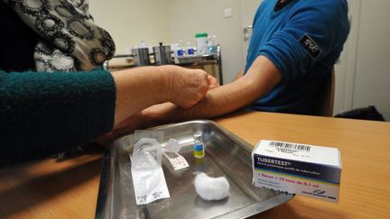 Un test cutané anti-tuberculose effectué par un professionnel. (PHILIPPE PAUCHET / RADIO FRANCE)