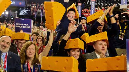 Dîtes "cheese" ! Avec des chapeaux en forme de fromage sur la tête, des habitants de l'Etat du Wisconsin acclament le candidat Donald Trump, le 18 juillet 2024. (DOMINIC GWINN / ZUMA PRESS WIRE / SH / SIPA)