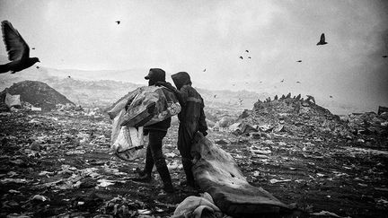 La Mongolie n’est pas cette terre bénie des dieux décrite par certains médias occidentaux, une terre promise pour quiconque voudrait y chercher fortune. Au contraire. L’exploitation intensive des grandes richesses du sous-sol contribue fortement à l’augmentation exponentielle des inégalités sociales et entraîne de graves conséquences environnementales et sanitaires dont les premières victimes sont les Mongols eux-mêmes. Les maladies liées à la pollution de l’air, de l’eau et des sols ainsi qu’à la pauvreté prolifèrent à un rythme effréné. Les autorités nient cette évolution. Elles s’acharnent au contraire à donner une image lissée et paradisiaque de leur pays pour attirer toujours plus d’investisseurs étrangers. VOIR LE REPORTAGE
 
 

 ( Olivier LABAN-MATTEI / The Mongolian Project / MYOP   http://www.myop.fr/fr/photographe/olivier-laban-mattei)