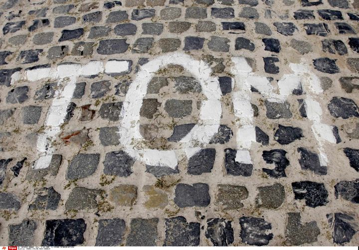 Un graffiti à la gloire de Tom Boonen sur la route de Paris-Roubaix, le 11 avril 2008. (MICHEL SPINGLER/AP/SIPA / AP)