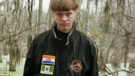  (Sur son profil Facebook, Dylan Roof s'affiche avec des drapeaux symboles des groupuscules qui promeuvent la supériorité de la race blanche (photo de profil))