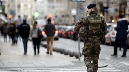 Un militaire de l'opération Sentinelle, à Nancy (Meurthe-et-Moselle), le 24 décembre 2016. (MAXPPP)