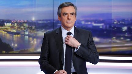 François Fillon, alors candidat à la présidentielle, au "20h" de TF1, le 26 janvier 2017. (PIERRE CONSTANT / AFP)