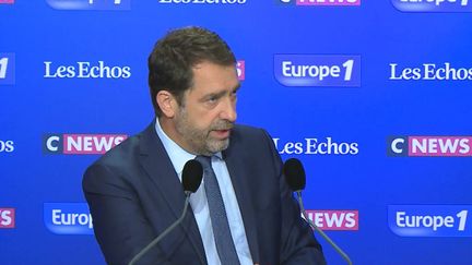 Christophe Castaner a défendu l'hommage rendu aux Invalides, à Paris, à l'industriel et homme politique Serge Dassault, décédé le 28 mai. (EUROPE 1)