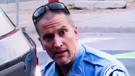 Le policier Derek Chauvin sur une capture d'écran d'une vidéo montrant l'arrestation et la mort de George Floyd, le 25 mai 2020 à Minneapolis (Minnesota, Etats-Unis). (RICCARDO MILANI / HANS LUCAS)