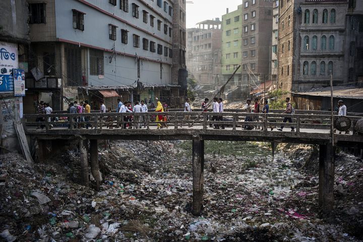 A Dacca (Bangladesh), le quartier de Keraniganj qui abrite de nombreux ateliers de confection, le lit d’un canal qui se jetait dans la rivière Buriganga est rempli de détritus. L’eau n’atteint plus la rivière en raison de la masse de déchets accumulés tout au long du canal. 
 (Gaël Turine / MAPS)