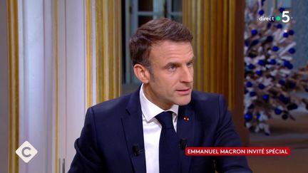 Le président de la République, Emmanuel Macron, répond aux questions des journalistes de "C à vous" sur France 5 depuis l'Elysée, à Paris, le 20 décembre 2023. (FRANCE 5)