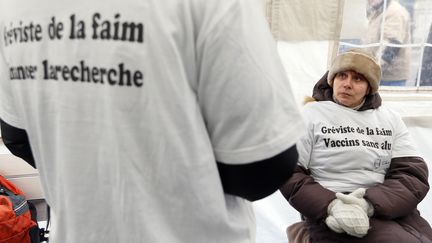 Les membres de l'association E3M en gr&egrave;ve de la faim, le 27 novembre 2012 &agrave; Paris. (KENZO TRIBOUILLARD / AFP)