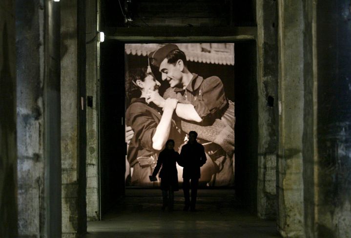 Exposition Robert Capa à la base sous-marine de Bordeaux en 2005.
 (S. LARTIGUE/PHOTOPQR/SUD OUEST)