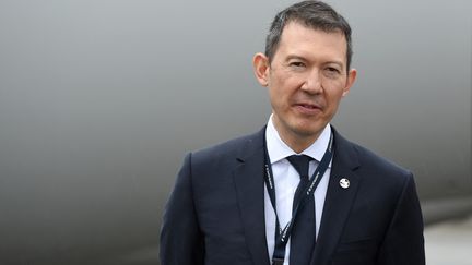 Benjamin Smith, directeur général d'Air France-KLM, se tient à l'aéroport de Roissy, le 18 mai 2021. (ERIC PIERMONT / AFP)