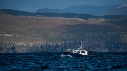 Un bateau de pêche au large de l'île de Nólsoy, aux îles Féroé, le 11 octobre 2021. (JONATHAN NACKSTRAND / AFP)