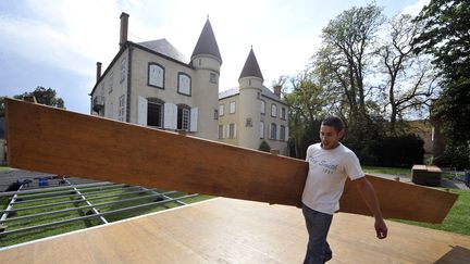 Un ouvrier pr&eacute;pare la vente aux ench&egrave;res des meubles du ch&acirc;teau de&nbsp;Varvasse, propri&eacute;t&eacute; de Val&eacute;ry Gisard d'Estaing &agrave; Chanonat (Puy-de-D&ocirc;me), le 21 septembre 2012. (THIERRY ZOCCOLAN / AFP)