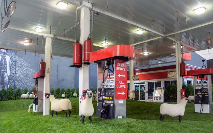 Les moutons Lalanne installés sur l'herbe à la Getty Station.
 (Courtesy of the Getty Station)