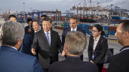 Xi Jinping sur le port du Pirée à Athènes. (LI XUEREN / XINHUA)