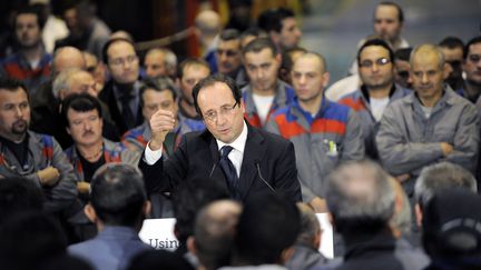 Le candidat PS &agrave; la pr&eacute;sidentielle, Fran&ccedil;ois Hollande, lors de sa visite de l'usine Alstom, au Creusot (Sa&ocirc;ne-et-Loire), le 7 d&eacute;cembre 2011. (JEFF PACHOUD / AFP)