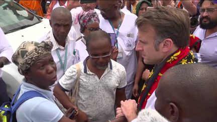 Emmanuel Macron discute avec une membre du personne de l'hôpital lors de son arrivée à Mamoudzou