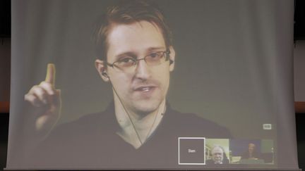 &nbsp; (Edward Snowden participant à une vidéo-conférence du Conseil de l'Europe sur les lanceurs d'alerte le 23 juin dernier © Vincent Kessler/Reuters)