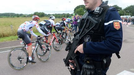 Un gendarme sur une étape du Tour de France, le 3 juillet 2016, dans la Manche. (MAXPPP)