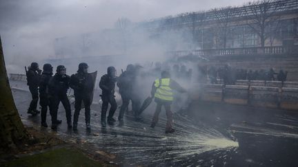 Les forces de l'ordre en intervention samedi 1er décembre à Paris lors de la troisième manifestation nationale des "gilets jaunes". (ZAKARIA ABDELKAFI / AFP)