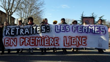 Une bannière "Retraites : les femmes en première ligne", tenue à Toulouse lors d'une manifestation contre le projet de loi du gouvernement le 9 janvier 2020. (ALAIN PITTON / NURPHOTO / AFP)