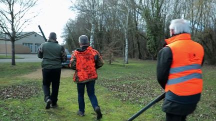 Lundi 21 février dans la soirée, l’adolescente de 17 ans à l’origine du tir de chasse mortel dans le Cantal est toujours en garde à vue.&nbsp;Un drame de plus qui relance le débat sur une pratique toujours aussi clivante.&nbsp;Sur la saison 2020-2021, 89 accidents de chasse ont été recensés, dont 7 mortels.&nbsp;À chaque fois, des appels à la prudence.&nbsp;Concrètement, comment éviter que ces scénarios se répètent ? (FRANCE 2)