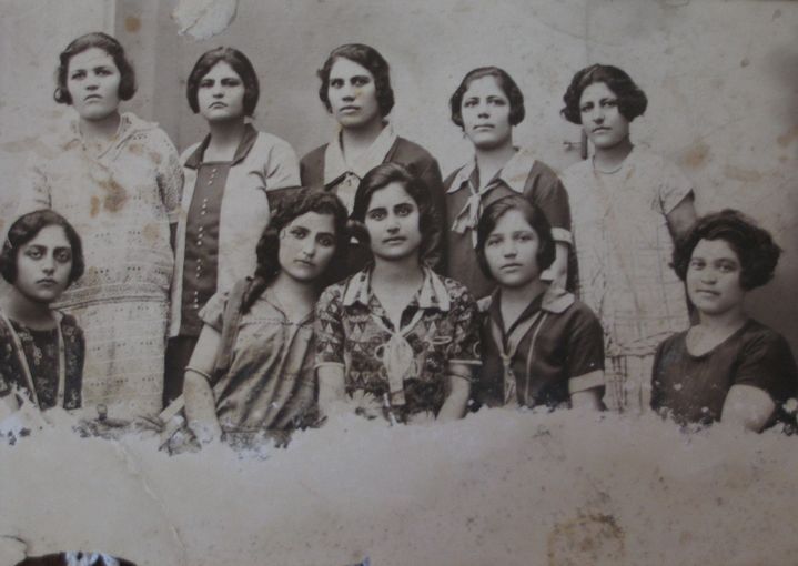 La jeune rescap&eacute;e Naz&eacute;li, en haut au centre, photographi&eacute;e en France en&nbsp;1926. ( DR )