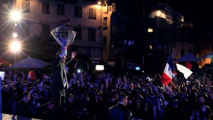 6 mai 2012, 21h53. La d&eacute;claration doit &ecirc;tre faite sur la place de la Cath&eacute;drale. L'ambiance est extraordinaire. Fran&ccedil;ois, "leur" Fran&ccedil;ois, est pr&eacute;sident de la R&eacute;publique. Mais il n'y a l&agrave; pas seulement des Corr&eacute;ziens, ils sont venus de toute la France. Tant et tant que la place d&eacute;borde. (STEPHANE RUET)