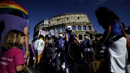 Effervescence, le 11 juin, devant le Colysée à Rome pour célébrer l'Europride 2011. (FILIPPO MONTEFORTE - AFP)