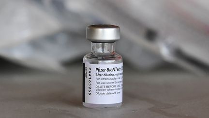 Un flacon de vaccin contre le Covid-19 de Pfizer-BioNTech. (FREDERIC J. BROWN / AFP)