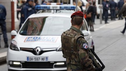 Un soldat dans les rues de Nice (Alpes-Maritimes), le 3 f&eacute;vrier 2015, au lendemain de l'agression de trois militaires en faction devant un immeuble abritant l'antenne locale du Consistoire juif et une radio juive. (VALERY HACHE / AFP)