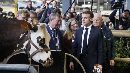 Le président de la République, Emmanuel Macron, au Salon de l'agriculture, le 24 février 2024, à Paris. (LUDOVIC MARIN / AFP)