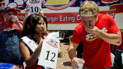 Peter Czerwinski, 24 ans, participe au concours du plus gros mangeur de hamburgers, le 3 juillet 2012 &agrave; Washington (Etats-Unis). (JIM WATSON / AFP)