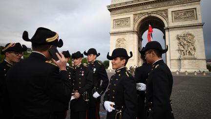 Des élèves de l'école Polytechnique vers l'Arc de Triomphe, le 14 juillet 2016. (STEPHANE DE SAKUTIN / AFP)