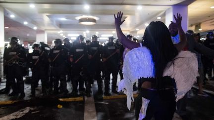 C'est devant l'hôtel Omni de&nbsp;Charlotte, que la manifestation a dégénéré. Un homme a été blessé par balle.&nbsp; (NICHOLAS KAMM / AFP)